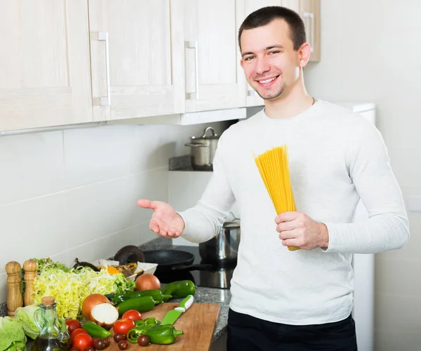 Feliz Homem Bonito Segurando Espaguete Cozinha — Fotografia de Stock