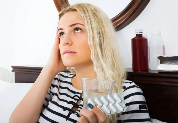 Portret Młodej Kobiety Tabletkami Bólem Głowy Cierpiącej Sypialni — Zdjęcie stockowe