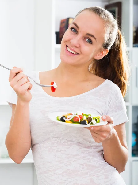 Portrait Happy Young Woman Chestnut Hair Eating Salad Kitchen — Stock Photo, Image
