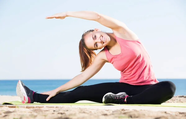 Joyeux Jeune Femme Survêtement Entraînement Actif Plage Mer — Photo