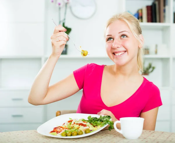 Mooi Jong Meisje Genieten Van Verse Salade Keuken Binnen — Stockfoto