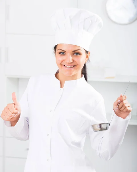 Morena Menina Chef Segurando Colher Cozinha — Fotografia de Stock