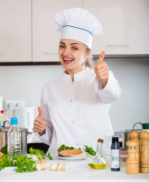 Chef Profissional Com Filé Salmão Frito Cozinha Comercial — Fotografia de Stock