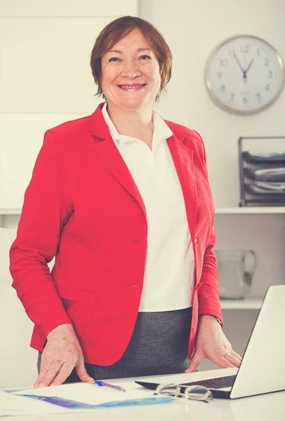 Senior Manager Femminile Pronto Ricevere Clienti Nel Suo Ufficio — Foto Stock