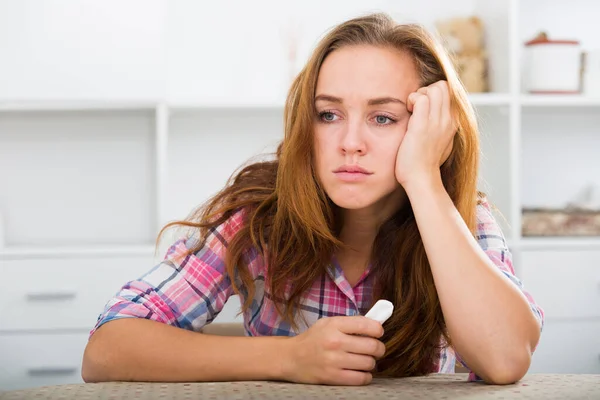 Chica Con Pelo Castaño Problemas Con Pañuelo Llorando —  Fotos de Stock