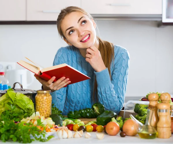 Pozitivní Evropské Dívky Svetru Učení Nový Recept Kuchařky — Stock fotografie
