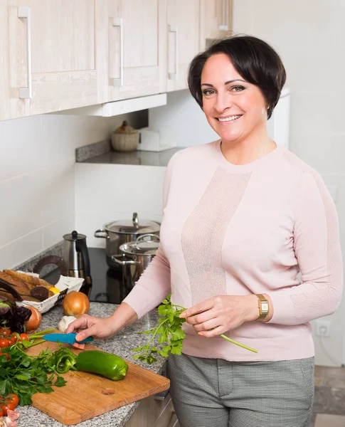 Portret Van Positieve Vrouwelijke Koken Helthy Maaltijd Keukenblad — Stockfoto