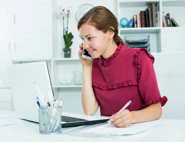 Portret Pewnej Siebie Szczęśliwej Kobiety Pracującej Biurze Firmy Laptopem Rozmawiającej — Zdjęcie stockowe
