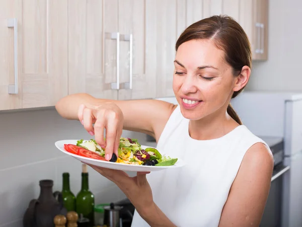 Portret Van Lachende Jonge Vrouw Serveert Verse Gezonde Salade Binnen — Stockfoto