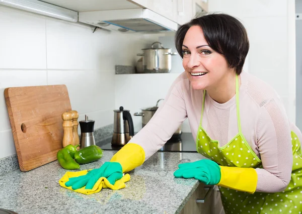 Morena Mulher Limpeza Cozinha Tops Cozinha Doméstica Sorrindo — Fotografia de Stock