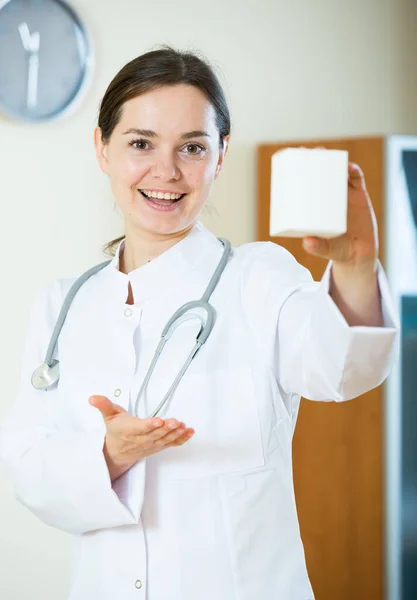 Mujer Terapeuta Blanco General Posando Con Caja Suplemento — Foto de Stock