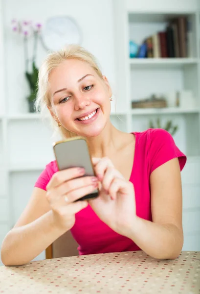 Retrato Joven Rubia Sonriente Textuando Teléfonos Móviles Interiores — Foto de Stock