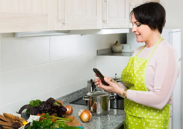 Bruneta Ama Casa Positiva Delantal Tomar Foto Cena Interior —  Fotos de Stock