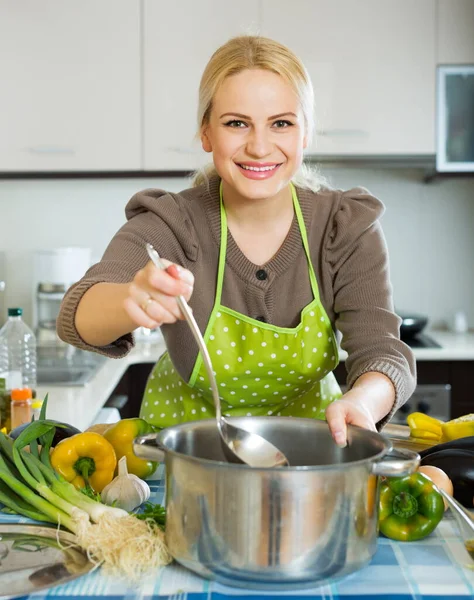 Ritratto Felice Ragazza Cucina Con Verdure — Foto Stock