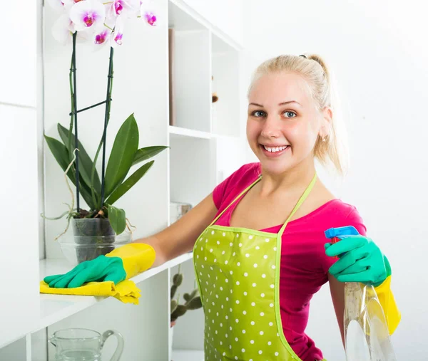 Jovencita Rubia Positiva Guantes Goma Estanterías Peluche Delantal Casa — Foto de Stock