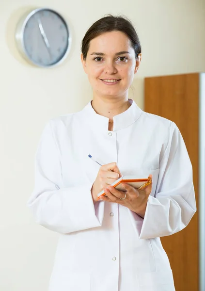 专业女性布鲁内特医生在诊所微笑的画像 — 图库照片