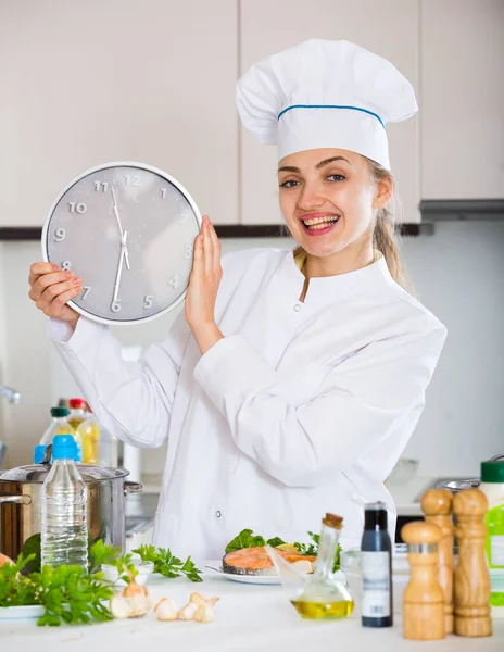 Professionele Kok Met Klok Gebakken Visfilets Keuken — Stockfoto