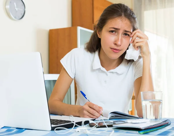 Zenuwachtige Tiener Doet Huiswerk Aan Tafel Huis — Stockfoto