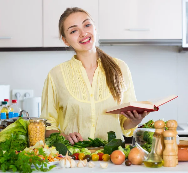 Щаслива Жінка Жовтій Блузці Кулінарною Книгою Овочами — стокове фото