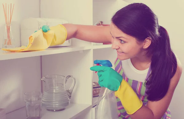 Joven Morena Sonriendo Limpiando Casa — Foto de Stock