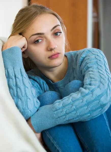 普通的年轻女孩在国内室内感觉孤独 — 图库照片