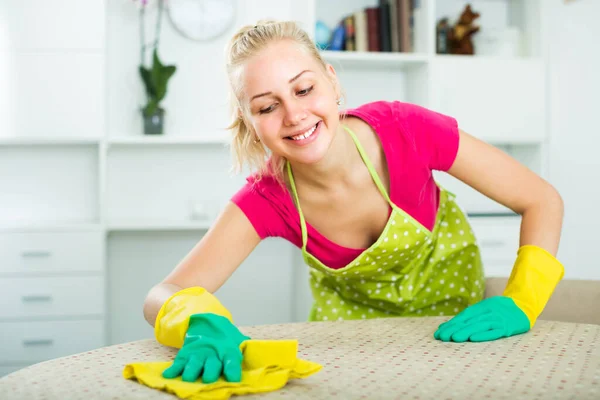 Wesoły Uśmiech Blondynka Dziewczyna Gumowych Rękawiczkach Fartuch Sprzątanie Mieszkaniu — Zdjęcie stockowe