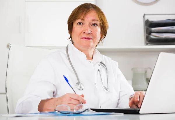 Mulher Sorridente Médico Trabalhando Efetivamente Seu Escritório — Fotografia de Stock