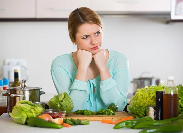 Portret Van Boos Jonge Vrouw Met Rotte Groenten Thuis — Stockfoto