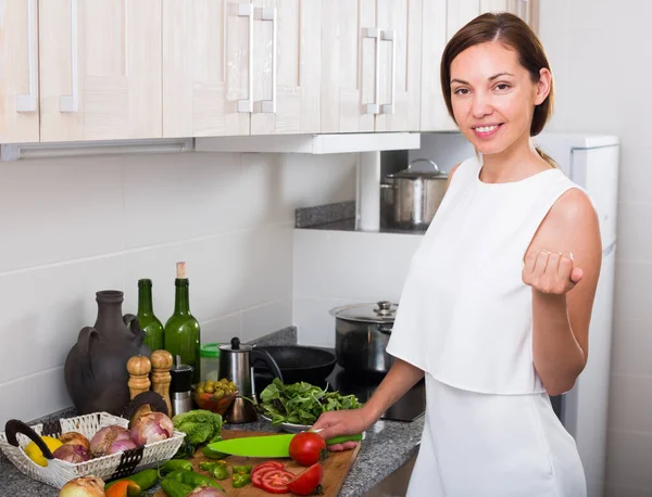 Portret Van Lachende Jonge Vrouw Serveert Verse Gezonde Salade Binnen — Stockfoto