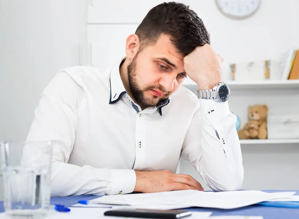 Junge Wütende Männliche Arbeiter Haben Problem Bei Projekt Büro — Stockfoto