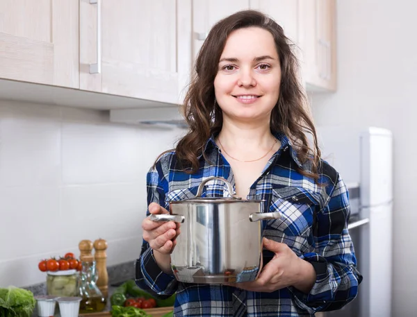 Glimlachende Jonge Brunette Shirt Jeans Koken Vegetarische Maaltijd Keuken — Stockfoto
