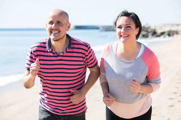 Radosny Dojrzały Mężczyzna Kobieta Jogging Razem Dobrym Tkaniu — Zdjęcie stockowe