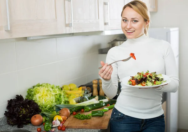 Mujer Joven Pie Parte Superior Cocina Con Plato Ensalada —  Fotos de Stock