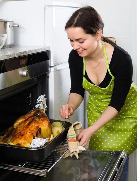 Retrato Mulher Jovem Apron Cozinhar Capon Bandeja Cozimento Cozinha — Fotografia de Stock