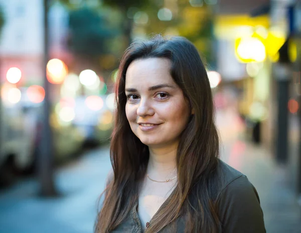 Portret Van Een Vrolijke Jonge Vrouw Die Openlucht Staat Vroege — Stockfoto