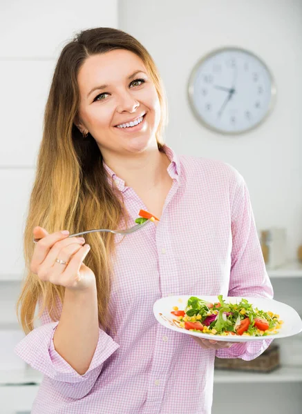 Neşeli Genç Bayan Evde Lezzetli Yeşil Salata Yiyor — Stok fotoğraf