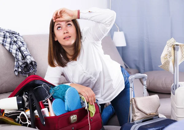 Lächelnde Frau Bereitet Sich Auf Den Urlaub Hause Vor — Stockfoto