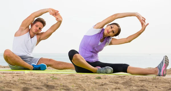 Jong Paar Doet Yoga Poses Zitten Zonnig Strand Door Zee — Stockfoto