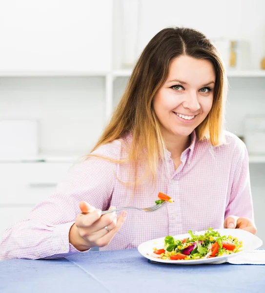 Menina Comendo Salada Verde Com Prazer Casa — Fotografia de Stock