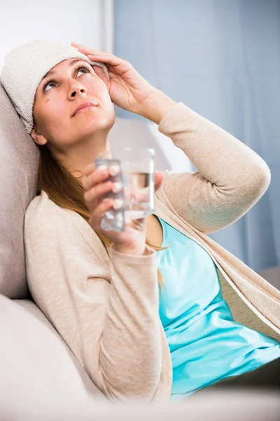 Chica Joven Con Frío Tratando Ponerse Bien Casa — Foto de Stock