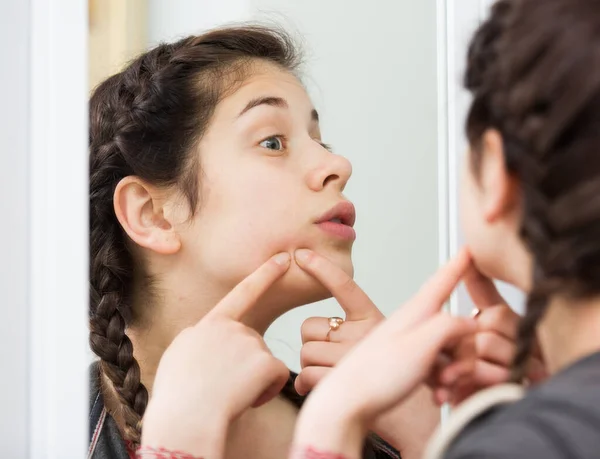 Junges Teenager Mädchen Putzt Gesichtshaut Allein Hause — Stockfoto