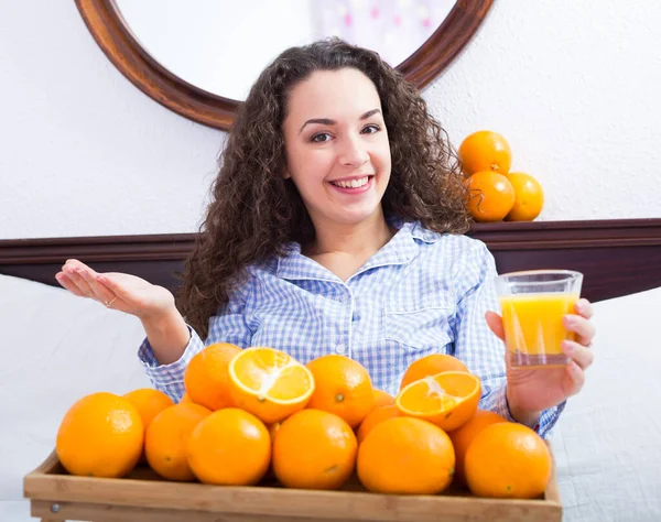 Retrato Morena Com Laranjas Doces Suco Bandeja — Fotografia de Stock