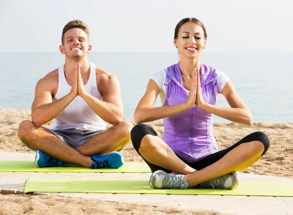 Glad Cross Legged Guy Girl Practising Yoga Poses Seaside — Stock Photo, Image