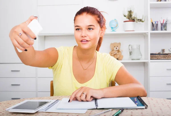 Jóvenes Pupillas Escuela Feliz Tomando Autoretrato Teléfono Inteligente Mientras Estudian —  Fotos de Stock