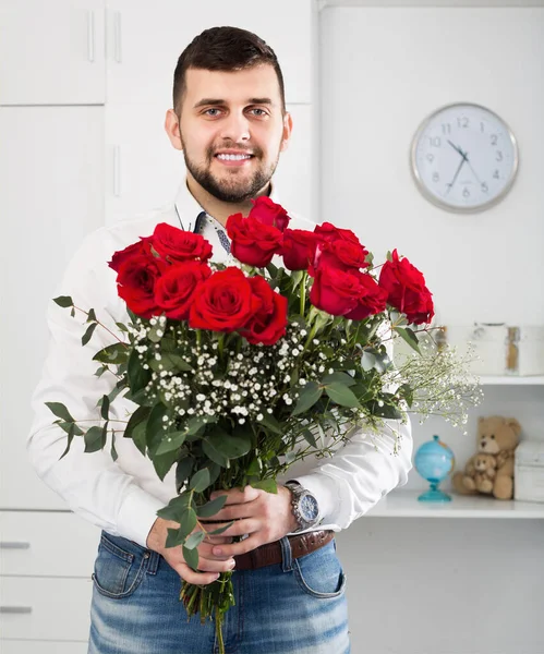 Positieve Jonge Man Gaat Vrouw Feliciteren Tijdens Het Diner — Stockfoto