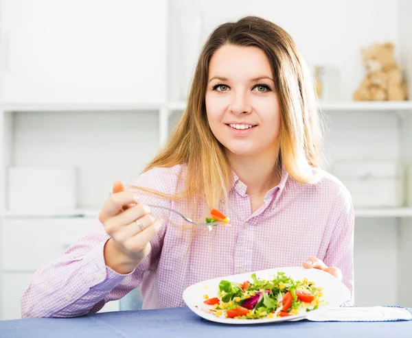 Giovane Ragazza Positiva Mangiare Insalata Verde Con Piacere Casa — Foto Stock