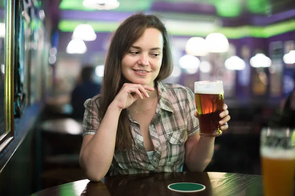 Mooi Sexy Meisje Drinken Bier Aan Bar — Stockfoto