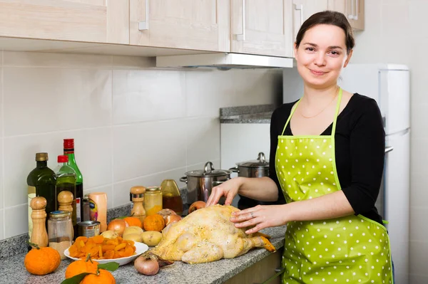 Felice Giovane Casalinga Posa Con Cappone Cucina Domestica — Foto Stock