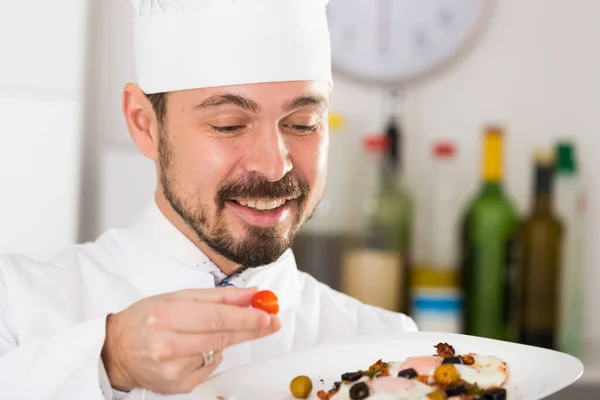 Young Male Cook Preparing Delicious Food Kitchen — Stock Photo, Image