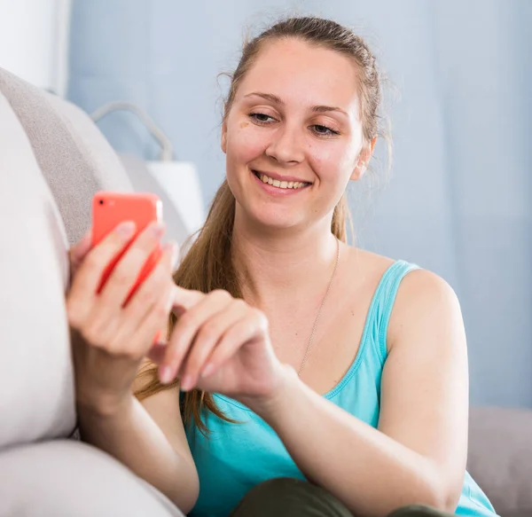 Ung Leende Kvinna Kollar Sin Telefon Och Tar Selfies Hemma — Stockfoto